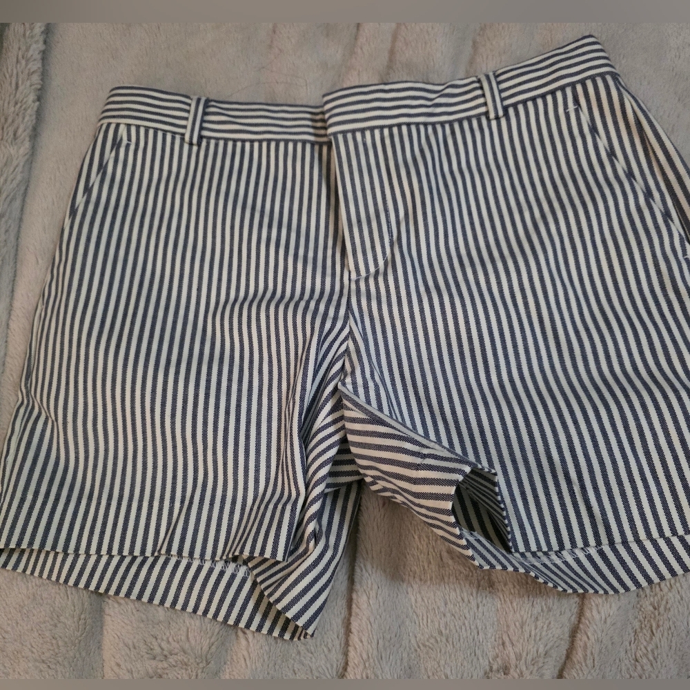 Banana Republic Womens  Pin Stripes Shorts Cotton Blue/ White. Size 2 NWOT